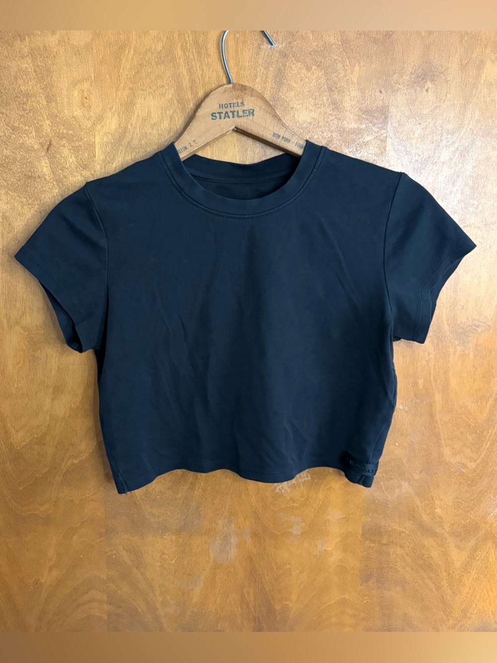 Alphalete Black Evo Twist Crop Top Gym Workout Hiking Gorpcore Exercise T-Shirt